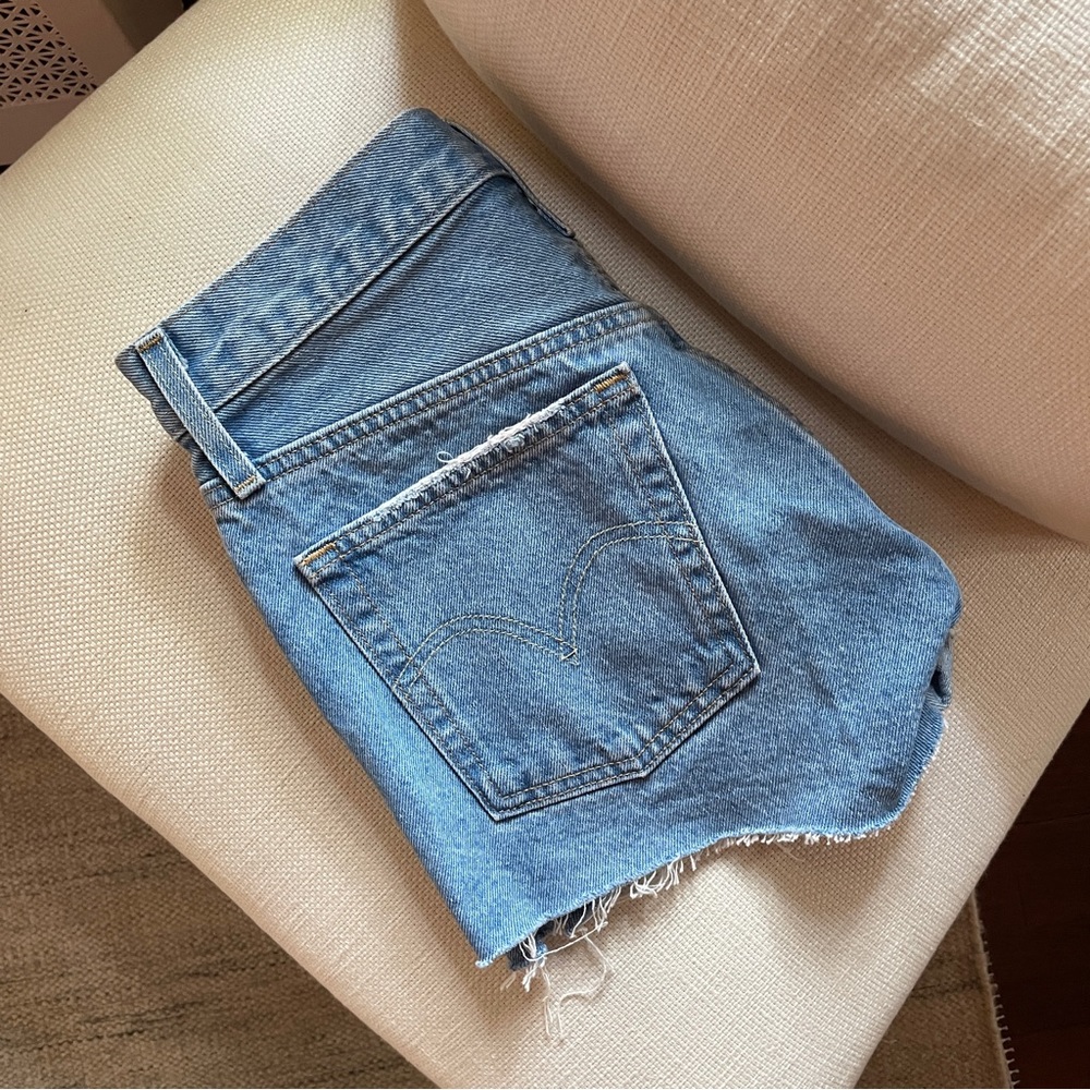 Levi’s 501 Jean Shorts - Picture 4 of 7
